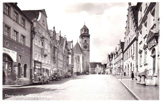 Die Reichsstraße in Donauwörth. Ganz links erkennt man den Edel Süßwarenladen
