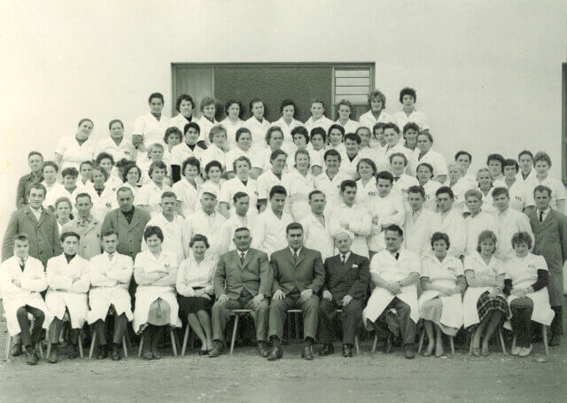 Gruppenfoto aus den 1960er Jahren: In der Mitte sieht man Eduard Edel (6. Von links, vordere Reihe) mit Sohn Robert Edel (rechts daneben)