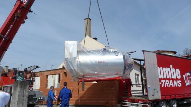 Einbau eines neuen Dampfkessels von Bosch ins neue geschaffene Kesselhaus