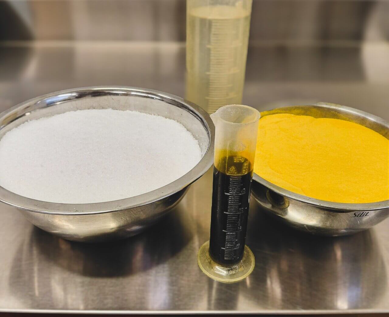 Schalen und Mensuren mit Zutaten