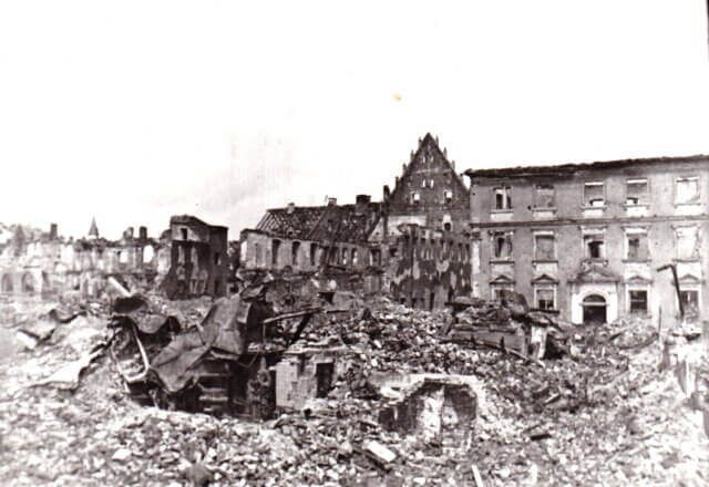 Komplette Zerstörung der Reichstraße nach dem Bombenangriff